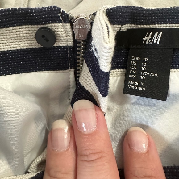 NWOT H&M striped navy blue and white mini skirt - zipper back size 10 - Picture 5 of 7